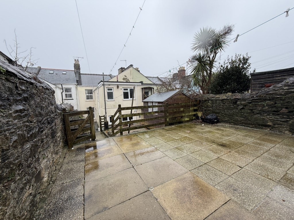 Lot: 79 - SUBSTANTIAL VICTORIAN HOME REQUIRING REFURBISHMENT - Further garden view